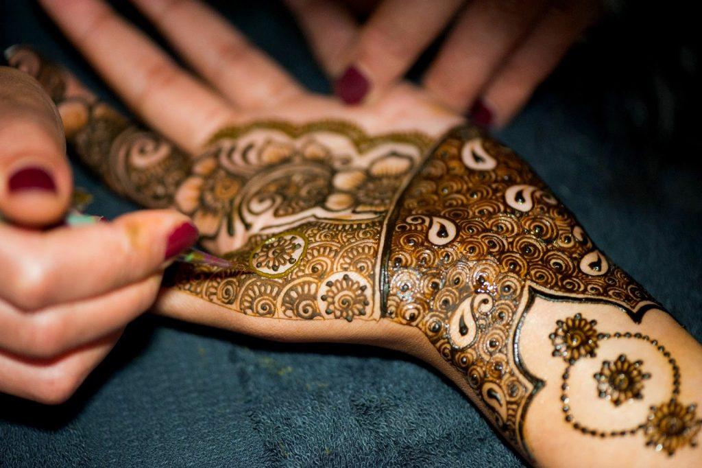 خليجية *: WELCOME BACK TO UAE HENNA SALOON