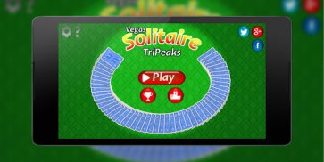 Solitaire TriPeaks card game screenshot 1
