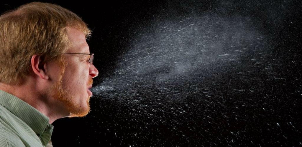 Человек чихает. Микробы при чихании. Чих. Фото чихающего человека.